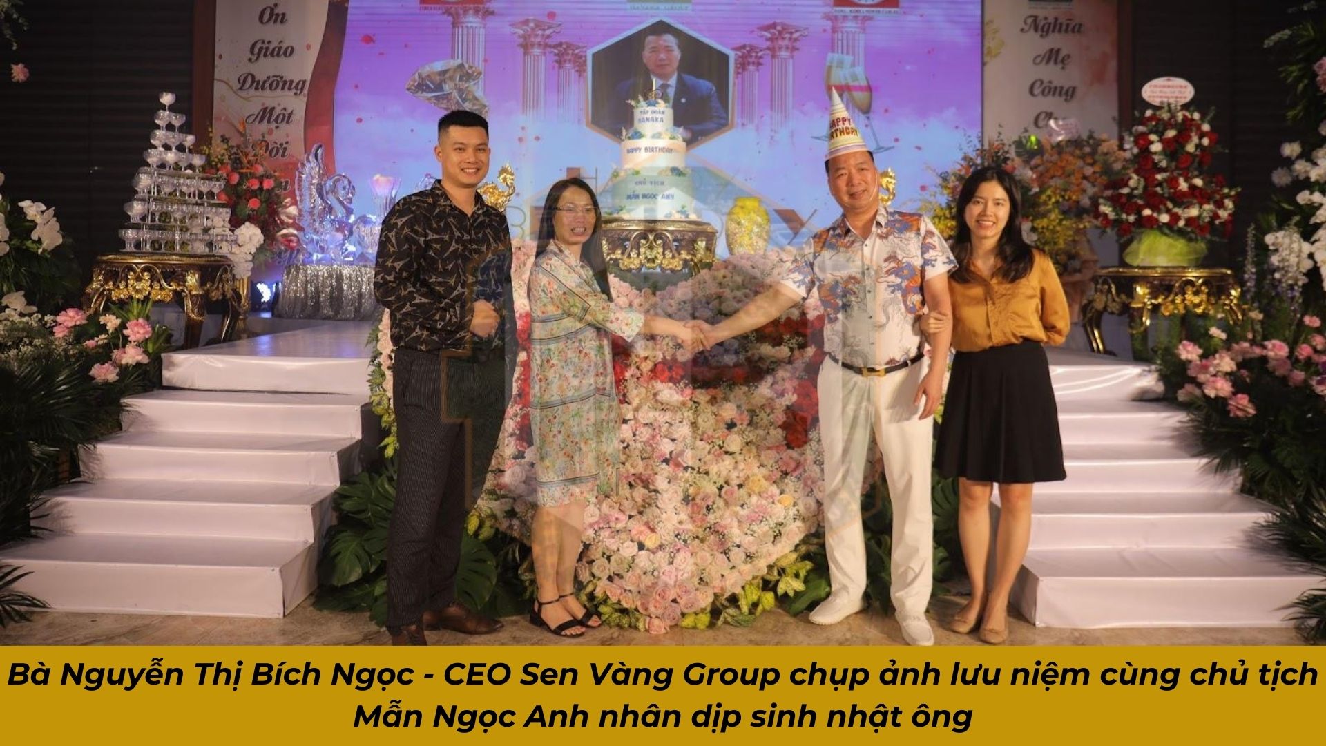 Bà Nguyễn Thị Bích Ngọc - CEO Sen Vàng Group chụp ảnh lưu niệm cùng chủ tịch Mẫn Ngọc Anh nhân dịp sinh nhật ông